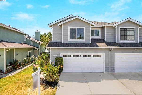 Attached, Exterior, Facade, American Craftsman