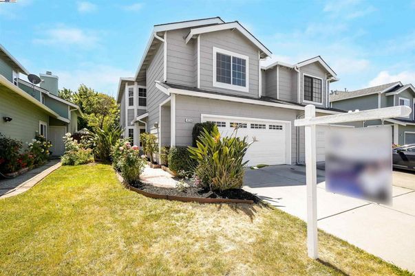 Attached, Exterior, Facade, American Craftsman