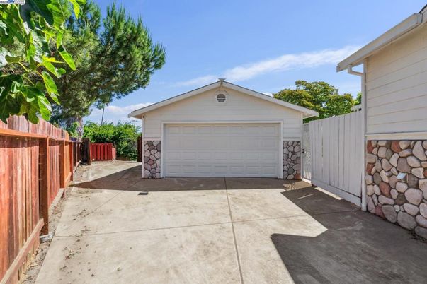 Detached Garage, Exterior