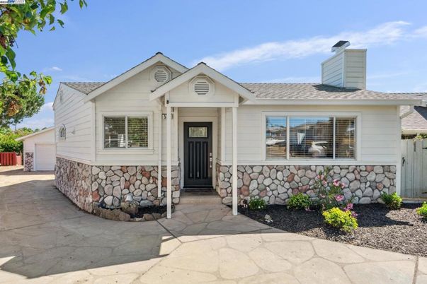 Exterior, Facade, Cape Cod
