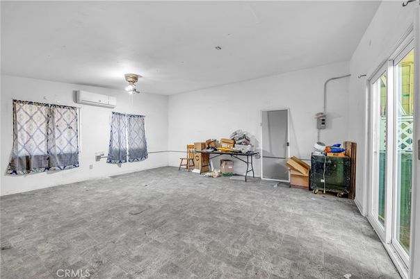 Empty room, Interior