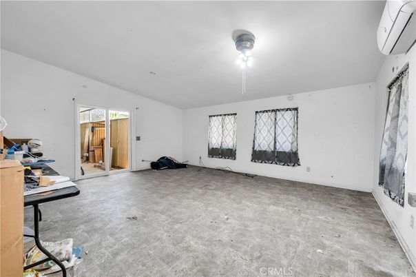 Empty room, Interior