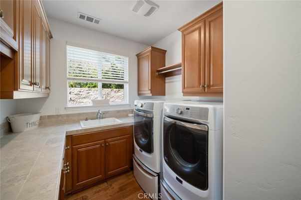 Interior, Washer, Wood Texture Flooring