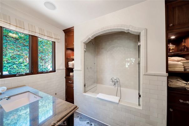 Bathroom, Interior, Recessed Lighting