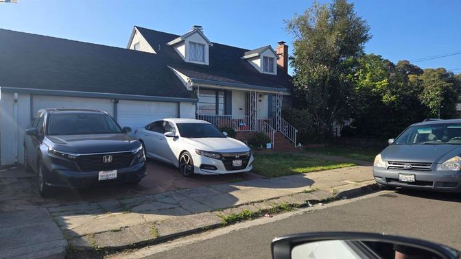 Attached, Exterior, Facade, Cape Cod