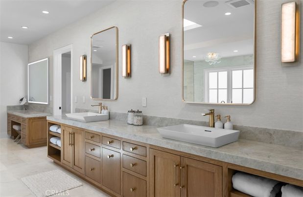 Bathroom, Dual Sink Vanities, Interior, Recessed Lighting
