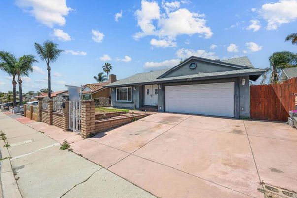 Attached, Exterior, Facade, Ranch