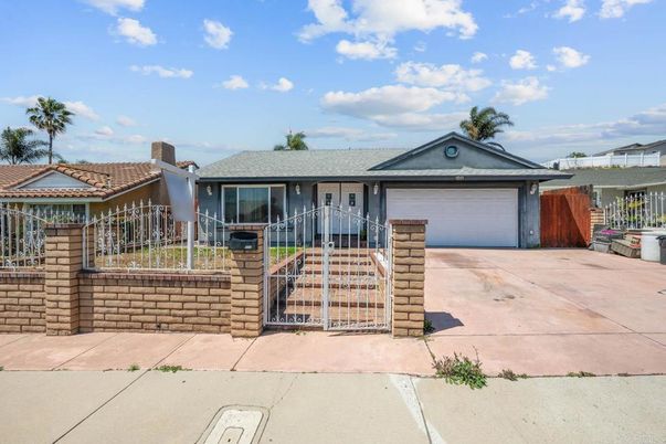 Attached, Exterior, Facade, Ranch