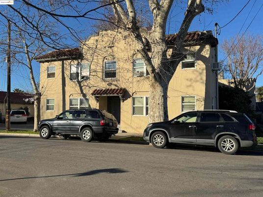 Exterior, Facade, Rowhouse