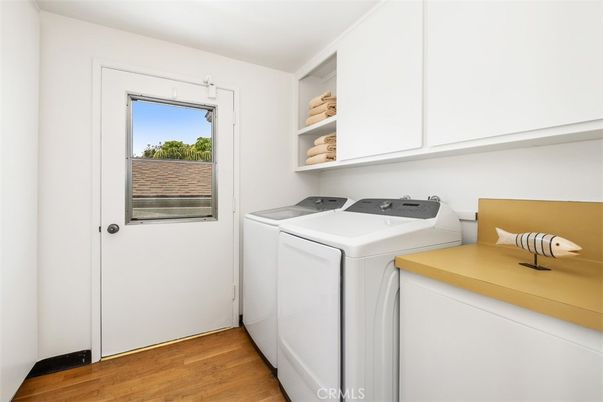 Interior, Washer, Wood Texture Flooring