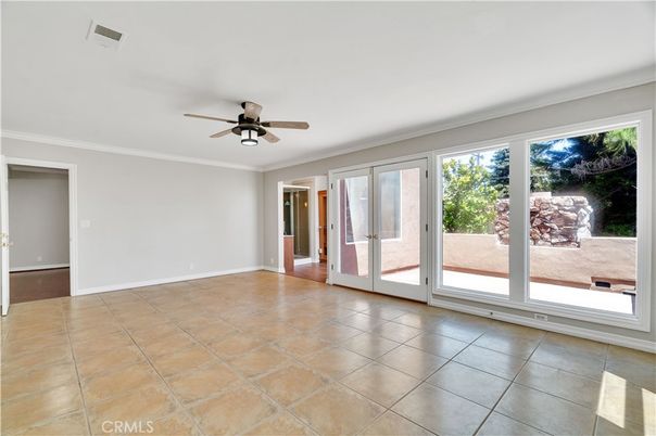 Empty room, Interior