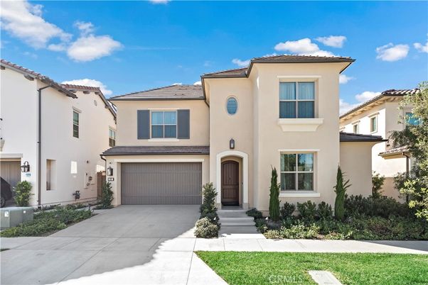 Attached, Exterior, Facade, Mediterranean