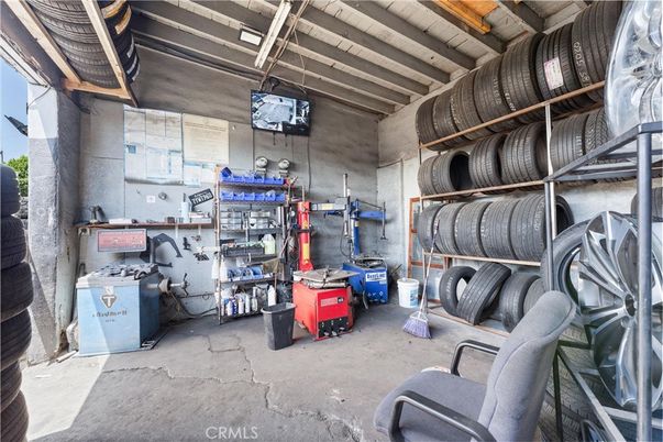 Garage, Interior, Wooden Beams
