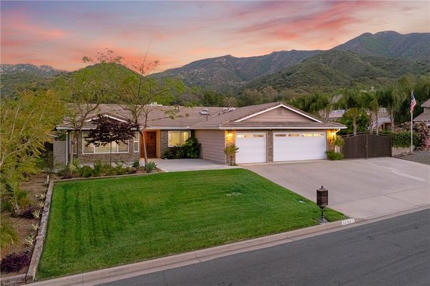 Attached, Exterior, Facade, Ranch