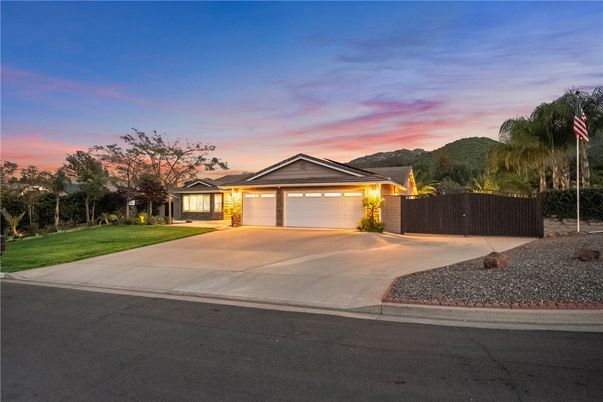 Attached, Exterior, Facade, Ranch