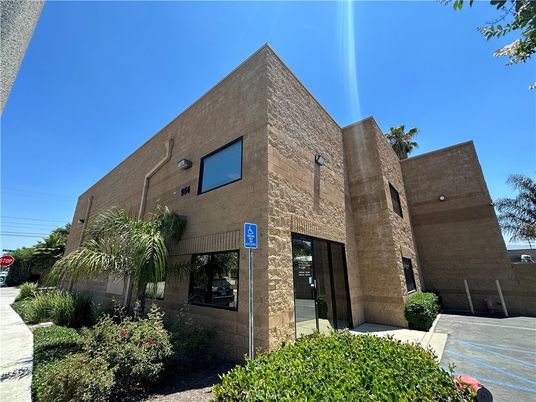 Exterior, Facade, Modern