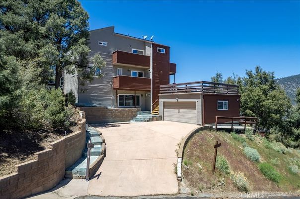 Attached, Exterior, Facade, Modern