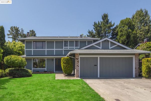 Attached, Exterior, Facade, Split Level