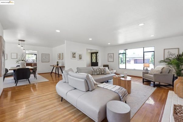 Dining room, Interior, Living room, Pendant Lights, Recessed Lighting, Wood Texture Flooring