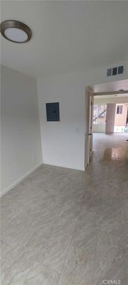 Empty room, Interior