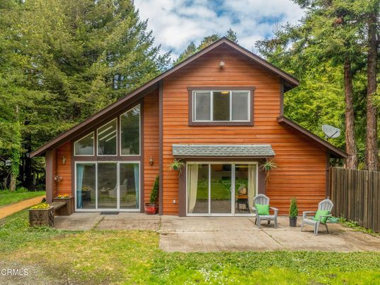 Exterior, Facade, Log Home
