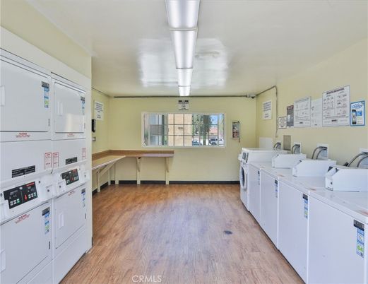 Interior, Washer, Wood Texture Flooring