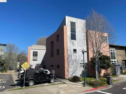 Exterior, Facade, Rowhouse