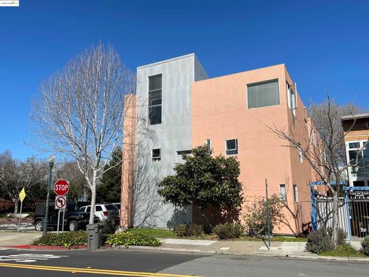 Exterior, Facade, Modern