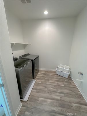 Interior, Recessed Lighting, Washer, Wood Texture Flooring