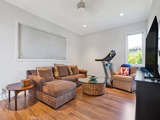 Fitness Equipment, Interior, Living room, Recessed Lighting, Wood Texture Flooring