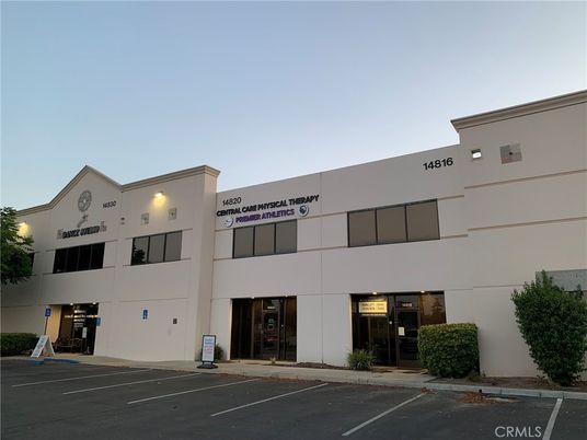 Exterior, Facade, Modern