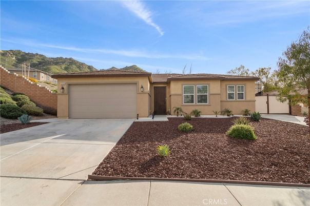 Attached, Exterior, Facade, Ranch