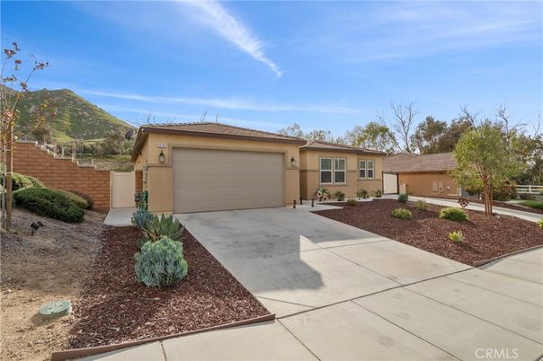 Attached, Exterior, Facade, Ranch