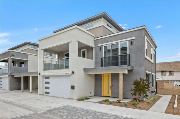 Attached, Exterior, Facade, Modern