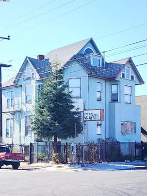 Exterior, Facade, Queen Anne Victorian