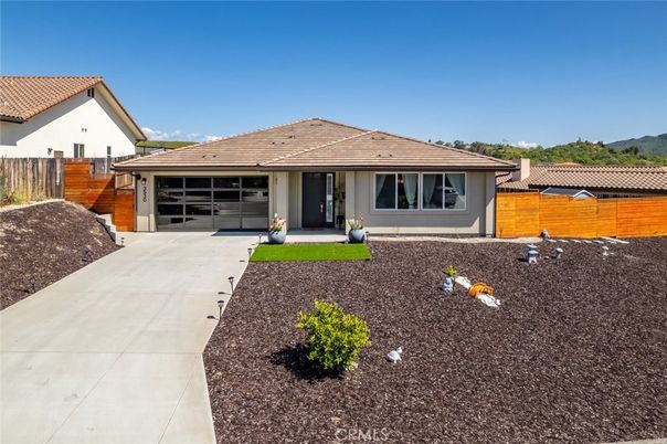 Attached, Exterior, Facade, Ranch