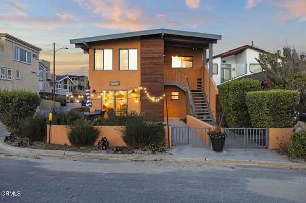 Exterior, Facade, Modern