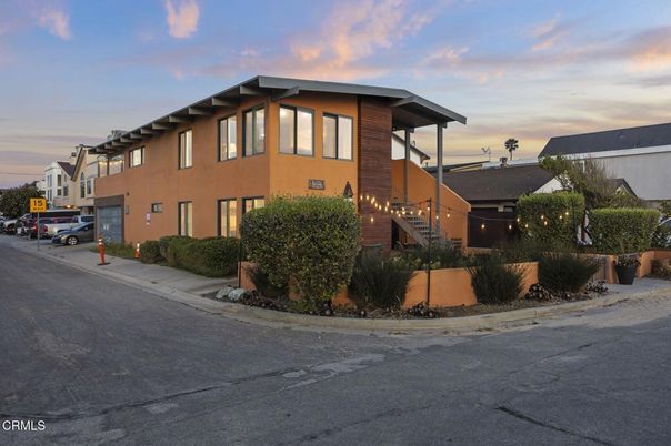 Exterior, Facade, Modern