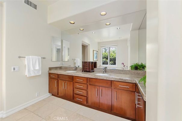 Bathroom, Dual Sink Vanities, Interior, Recessed Lighting