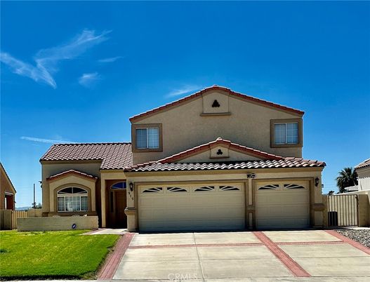 Attached, Exterior, Facade, Mediterranean
