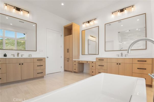 Bathroom, Dual Sink Vanities, Interior, Recessed Lighting