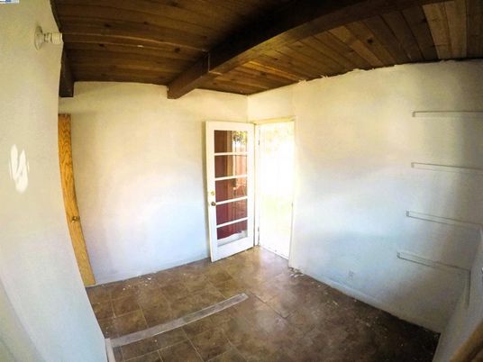 Empty room, Interior, Wooden Beams, Wooden Ceilings