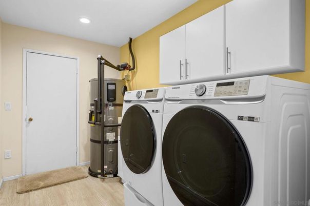 Interior, Recessed Lighting, Washer, Wood Texture Flooring