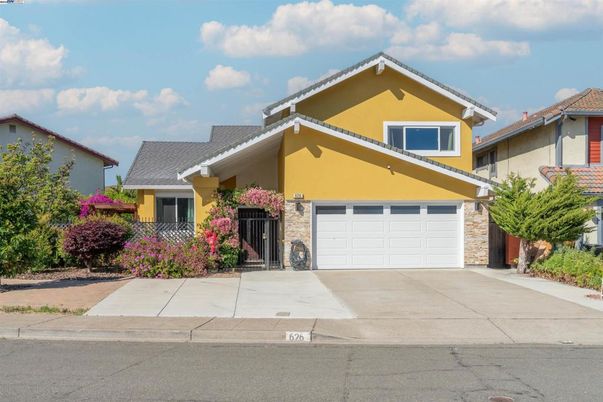 Attached, Exterior, Facade, American Craftsman
