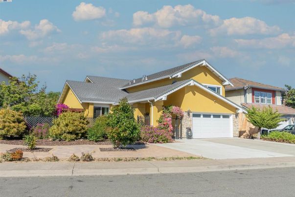 Attached, Exterior, Facade, American Craftsman