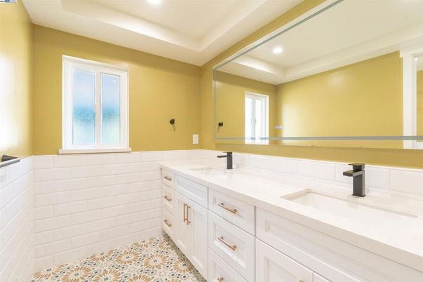 Bathroom, Dual Sink Vanities, Interior, Recessed Lighting