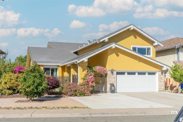 Attached, Exterior, Facade, American Craftsman