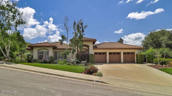 Attached, Exterior, Facade, Mediterranean