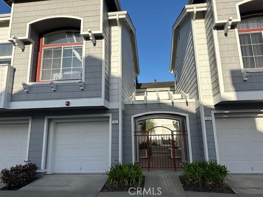 Attached, Exterior, Facade, Rowhouse