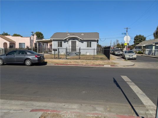 Exterior, Facade, Ranch